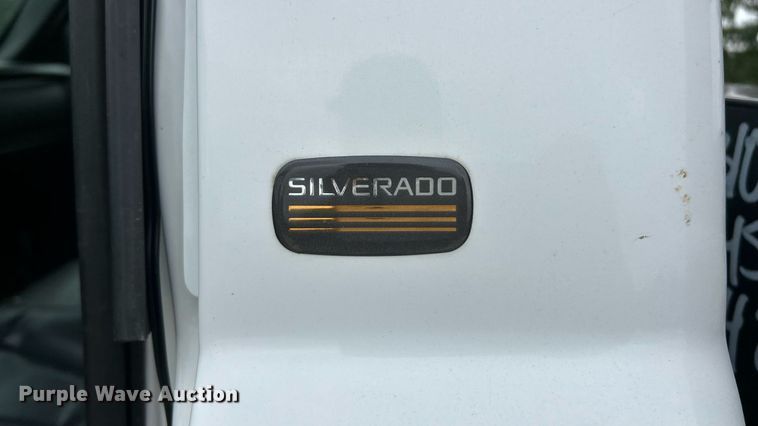 image for item ET3073 2005 Chevrolet Silverado 3500 flatbed pickup truck