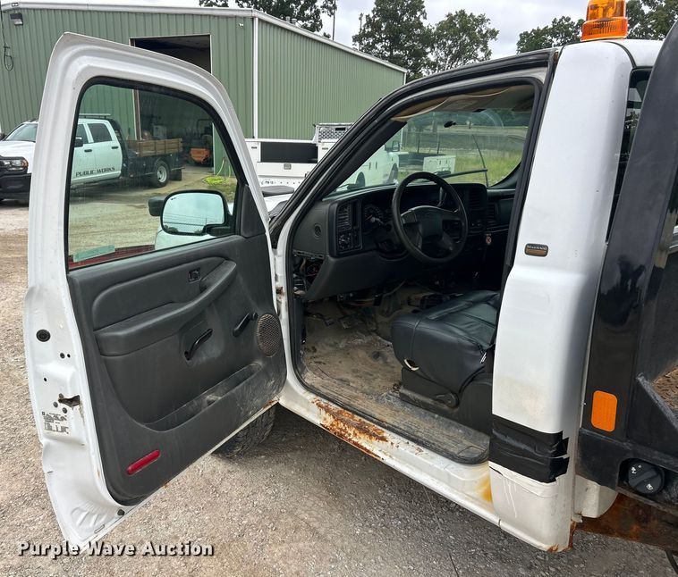 image for item ET3073 2005 Chevrolet Silverado 3500 flatbed pickup truck