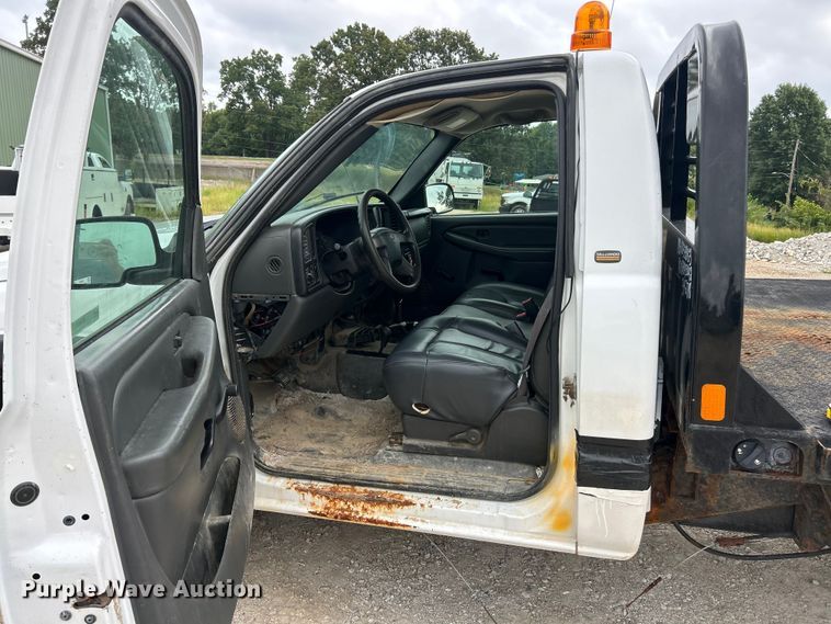 image for item ET3073 2005 Chevrolet Silverado 3500 flatbed pickup truck