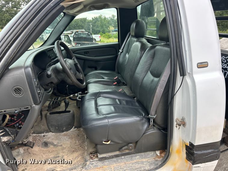 image for item ET3073 2005 Chevrolet Silverado 3500 flatbed pickup truck