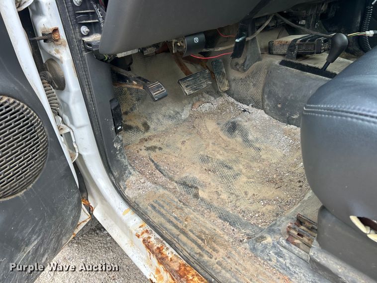 image for item ET3073 2005 Chevrolet Silverado 3500 flatbed pickup truck