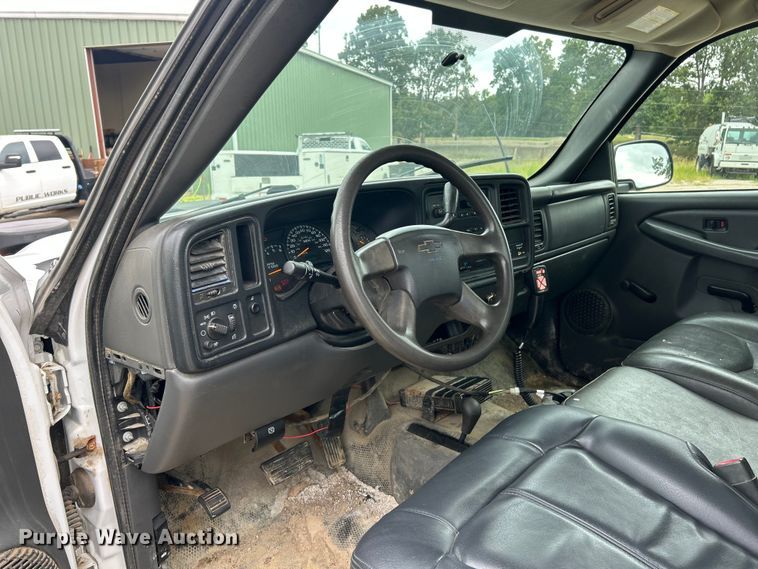 image for item ET3073 2005 Chevrolet Silverado 3500 flatbed pickup truck