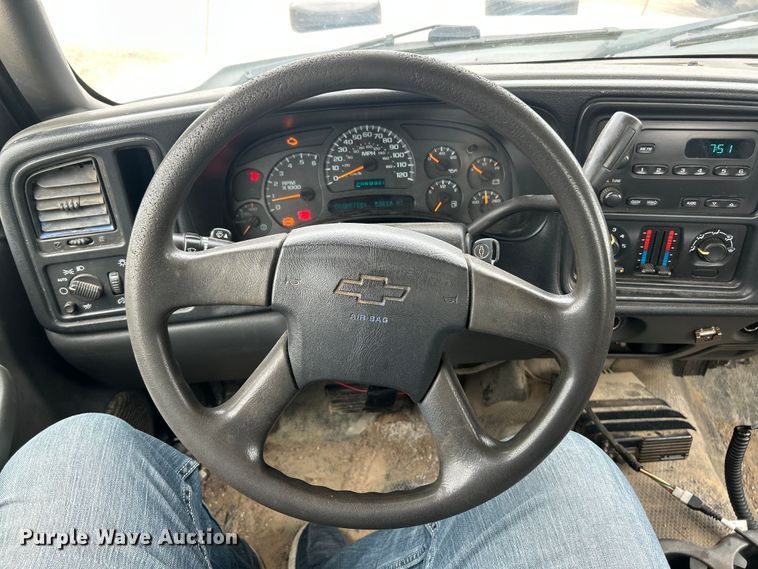 image for item ET3073 2005 Chevrolet Silverado 3500 flatbed pickup truck