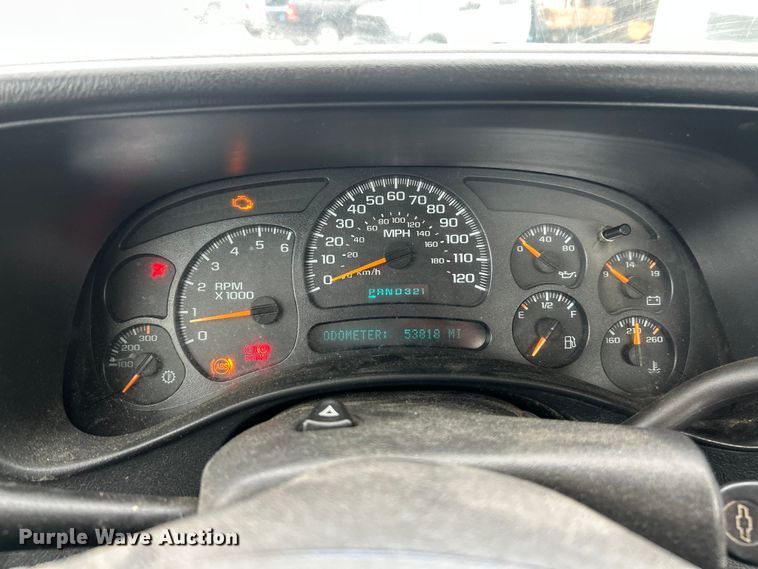 image for item ET3073 2005 Chevrolet Silverado 3500 flatbed pickup truck