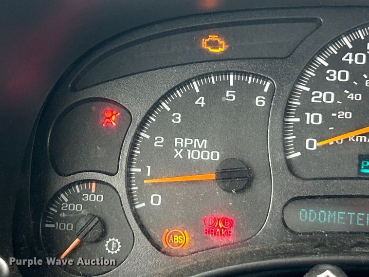 image for item ET3073 2005 Chevrolet Silverado 3500 flatbed pickup truck