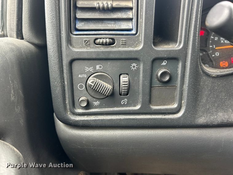 image for item ET3073 2005 Chevrolet Silverado 3500 flatbed pickup truck