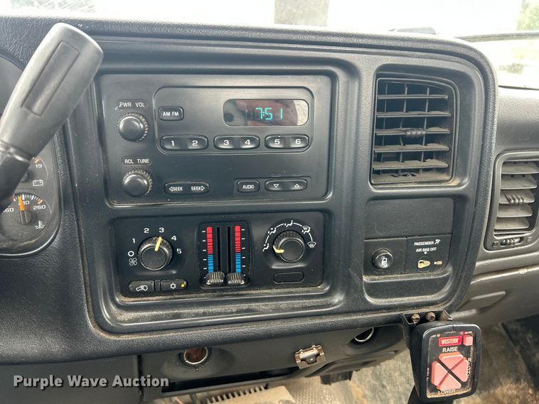 image for item ET3073 2005 Chevrolet Silverado 3500 flatbed pickup truck