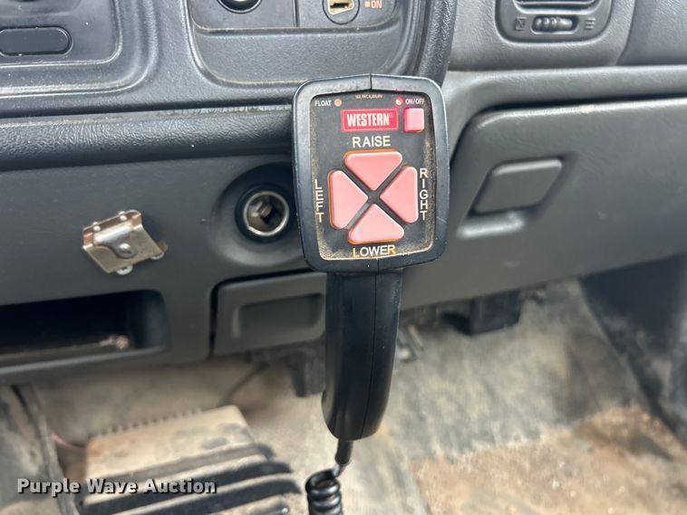 image for item ET3073 2005 Chevrolet Silverado 3500 flatbed pickup truck