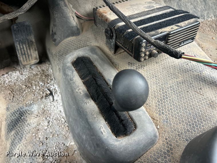 image for item ET3073 2005 Chevrolet Silverado 3500 flatbed pickup truck