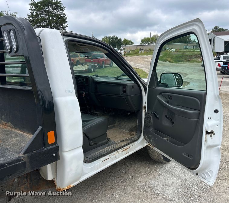 image for item ET3073 2005 Chevrolet Silverado 3500 flatbed pickup truck