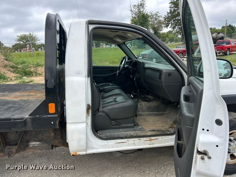 image for item ET3073 2005 Chevrolet Silverado 3500 flatbed pickup truck
