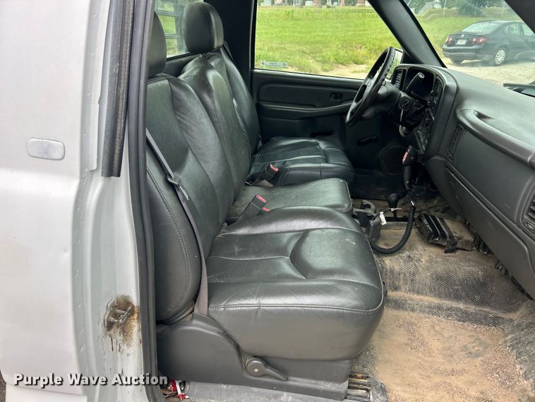 image for item ET3073 2005 Chevrolet Silverado 3500 flatbed pickup truck