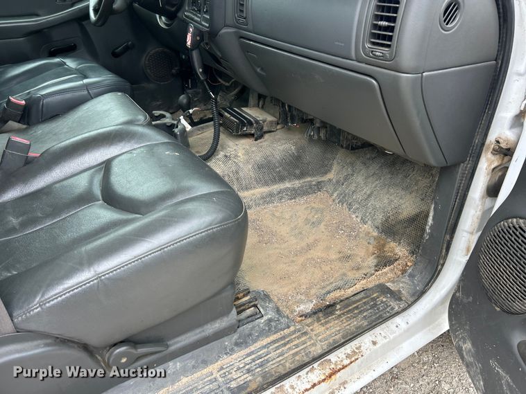 image for item ET3073 2005 Chevrolet Silverado 3500 flatbed pickup truck