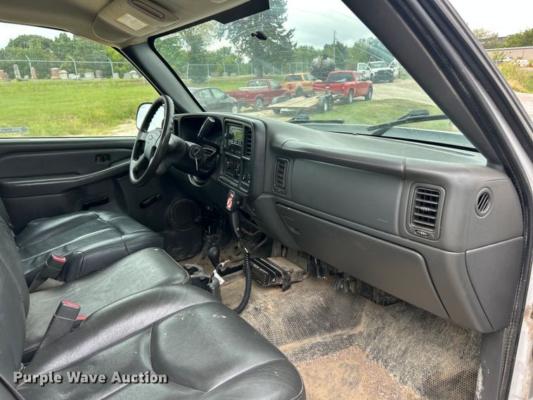 image for item ET3073 2005 Chevrolet Silverado 3500 flatbed pickup truck