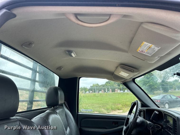 image for item ET3073 2005 Chevrolet Silverado 3500 flatbed pickup truck