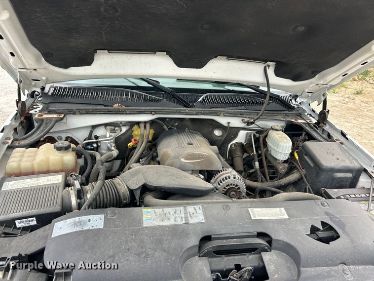 image for item ET3073 2005 Chevrolet Silverado 3500 flatbed pickup truck