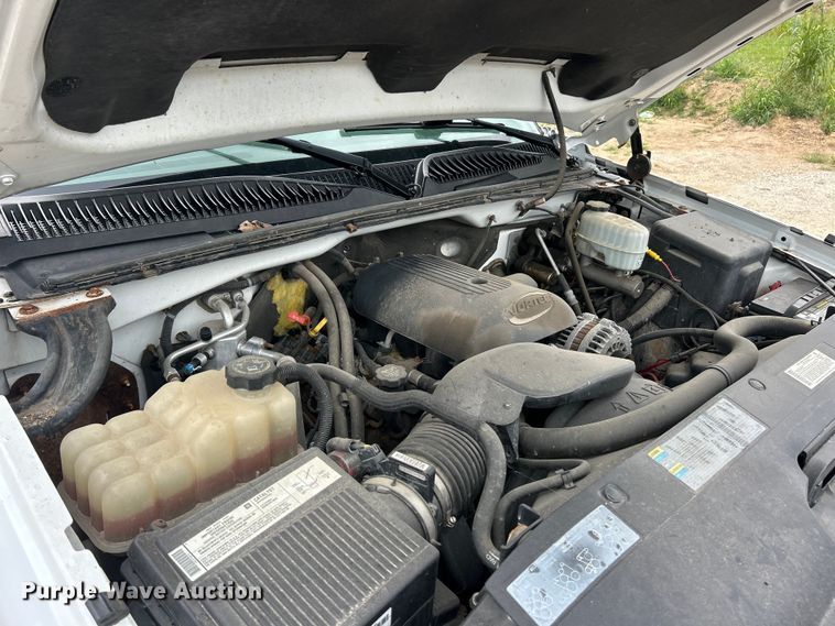 image for item ET3073 2005 Chevrolet Silverado 3500 flatbed pickup truck