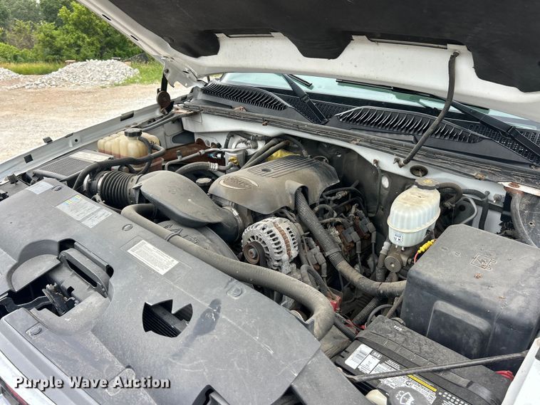 image for item ET3073 2005 Chevrolet Silverado 3500 flatbed pickup truck