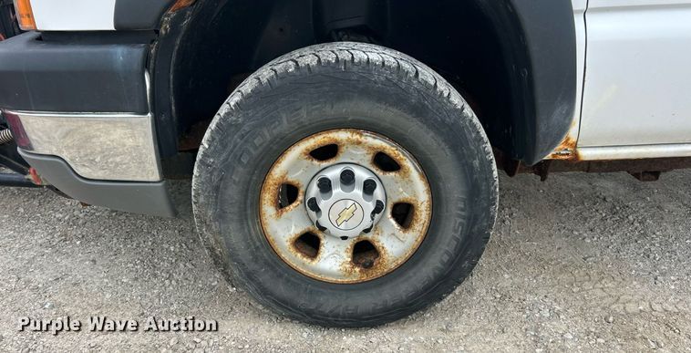 image for item ET3073 2005 Chevrolet Silverado 3500 flatbed pickup truck