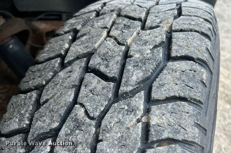 image for item ET3073 2005 Chevrolet Silverado 3500 flatbed pickup truck