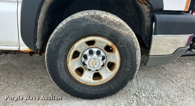 image for item ET3073 2005 Chevrolet Silverado 3500 flatbed pickup truck