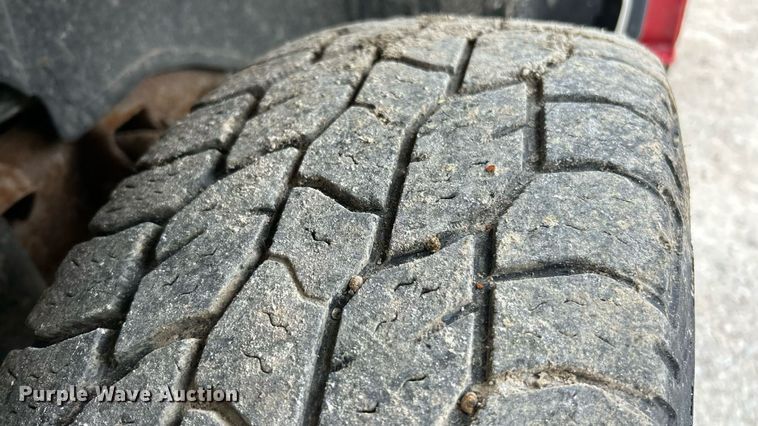 image for item ET3073 2005 Chevrolet Silverado 3500 flatbed pickup truck