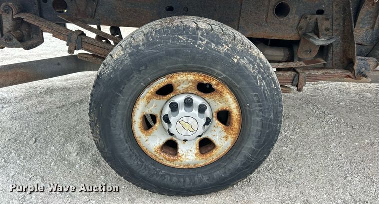 image for item ET3073 2005 Chevrolet Silverado 3500 flatbed pickup truck