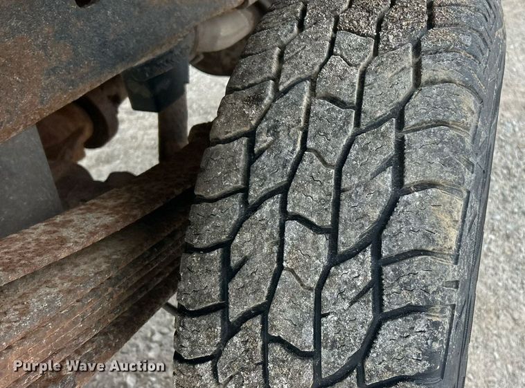 image for item ET3073 2005 Chevrolet Silverado 3500 flatbed pickup truck