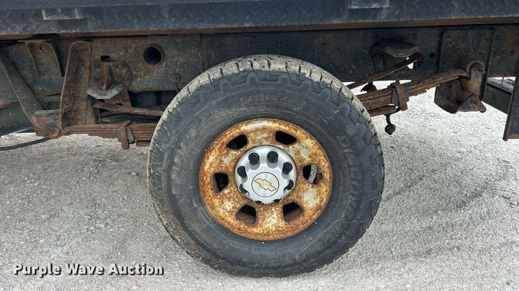 image for item ET3073 2005 Chevrolet Silverado 3500 flatbed pickup truck