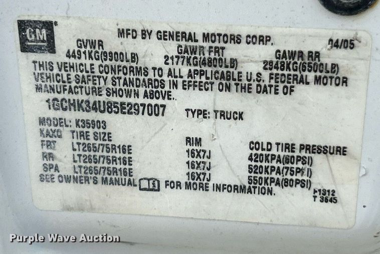 image for item ET3073 2005 Chevrolet Silverado 3500 flatbed pickup truck