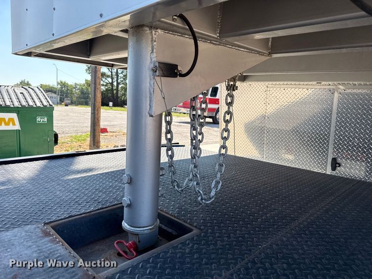 image for item EU2147 2005 Wells Cargo Inc CVG3425 enclosed cargo trailer