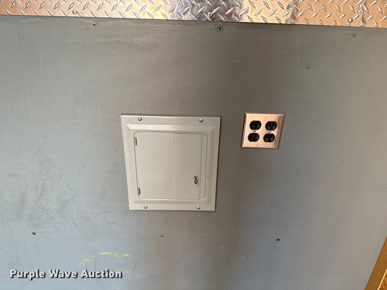 image for item EU2147 2005 Wells Cargo Inc CVG3425 enclosed cargo trailer