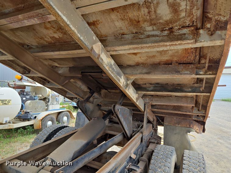 image for item EU3589 1991 International 4700 dump truck