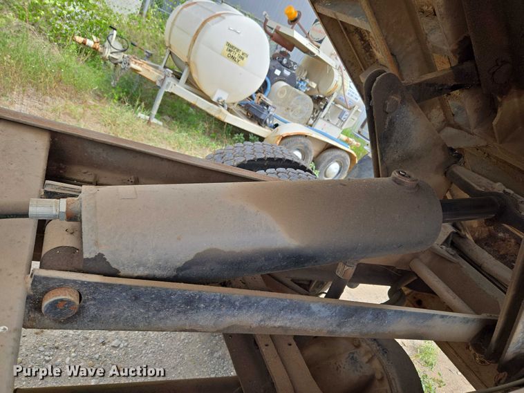 image for item EU3589 1991 International 4700 dump truck