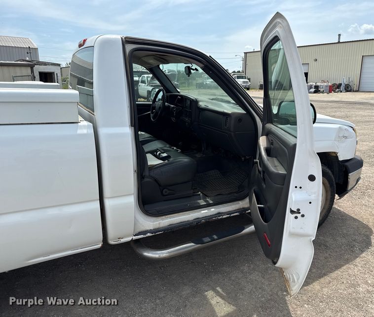 image for item EU3593 2005 Chevrolet Silverado 1500 pickup truck