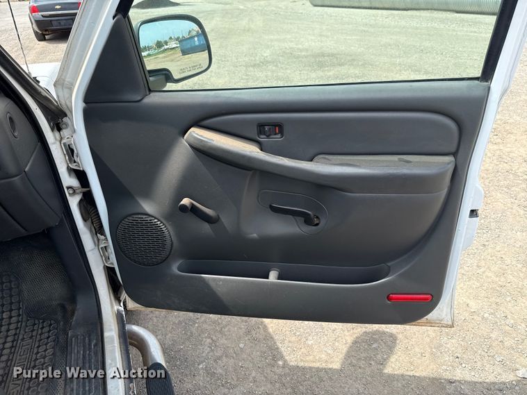 image for item EU3593 2005 Chevrolet Silverado 1500 pickup truck