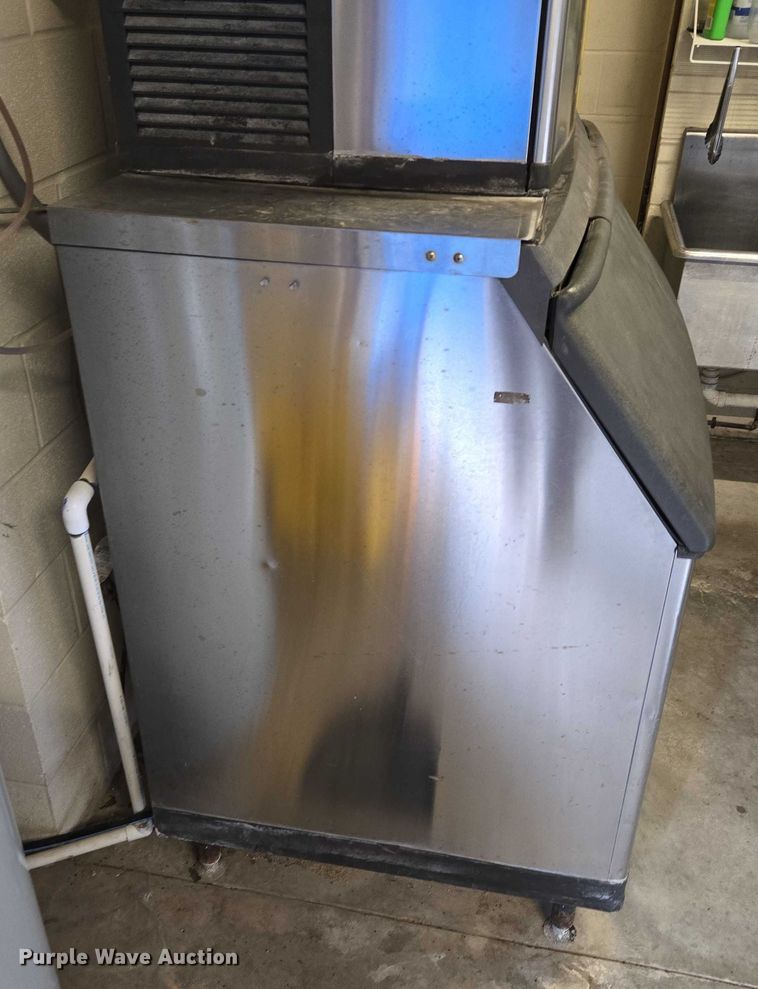 image for item EV1548 Manitowac QD0803W ice machine