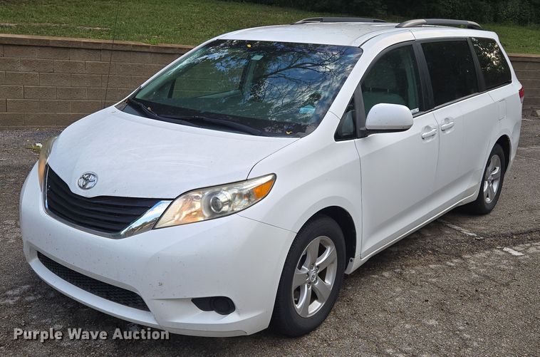 image for item EV1578 2011 Toyota Sienna LE van