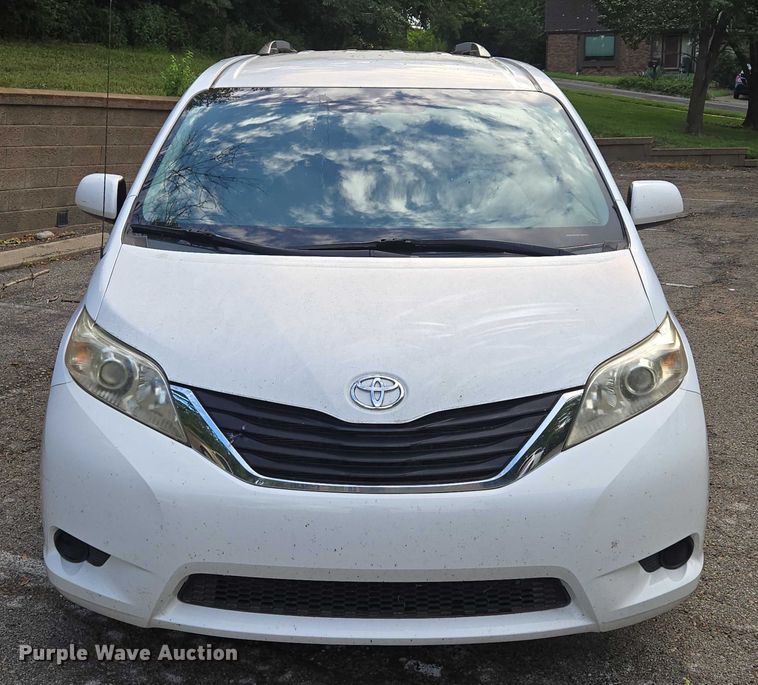 image for item EV1578 2011 Toyota Sienna LE van