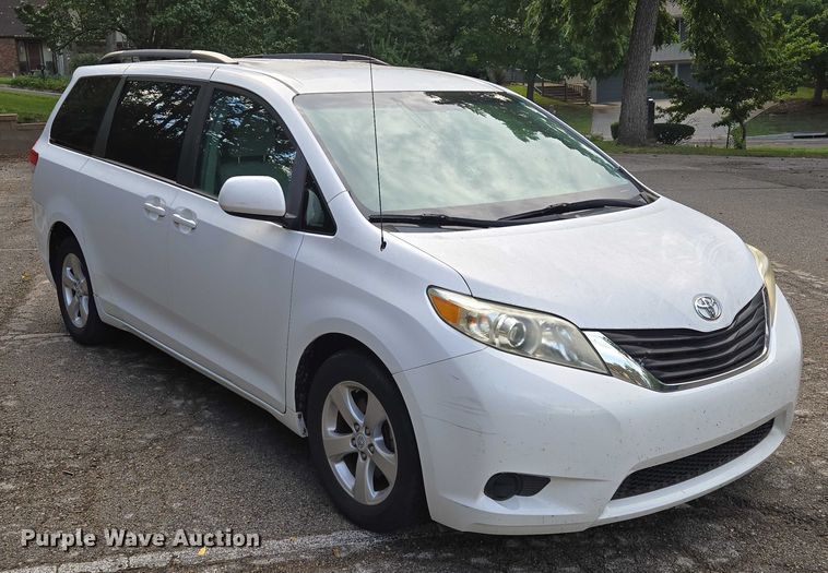 image for item EV1578 2011 Toyota Sienna LE van