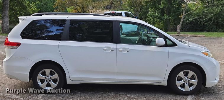 image for item EV1578 2011 Toyota Sienna LE van