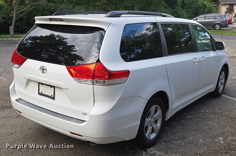 image for item EV1578 2011 Toyota Sienna LE van