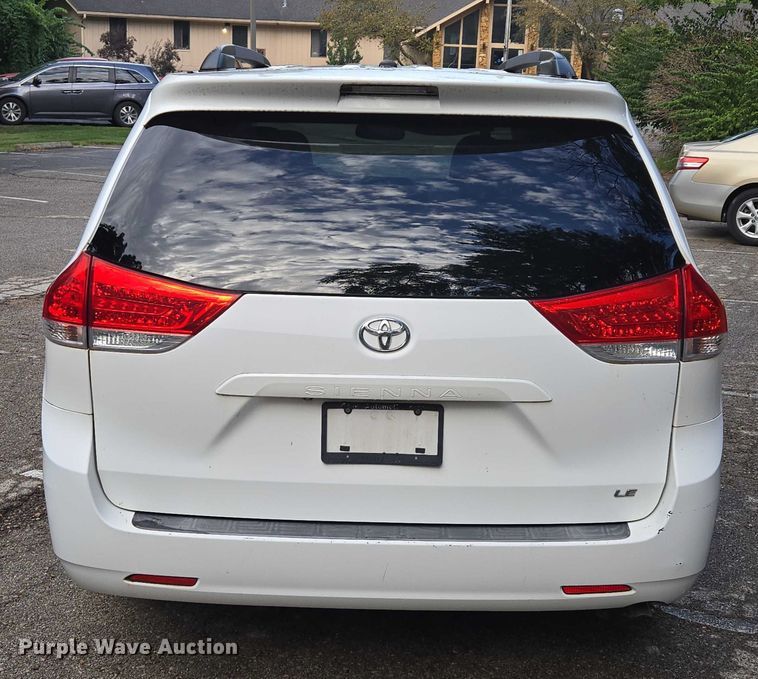 image for item EV1578 2011 Toyota Sienna LE van