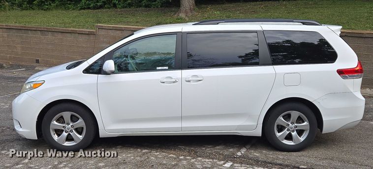 image for item EV1578 2011 Toyota Sienna LE van