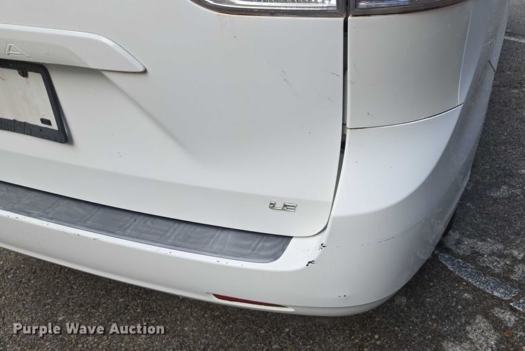 image for item EV1578 2011 Toyota Sienna LE van