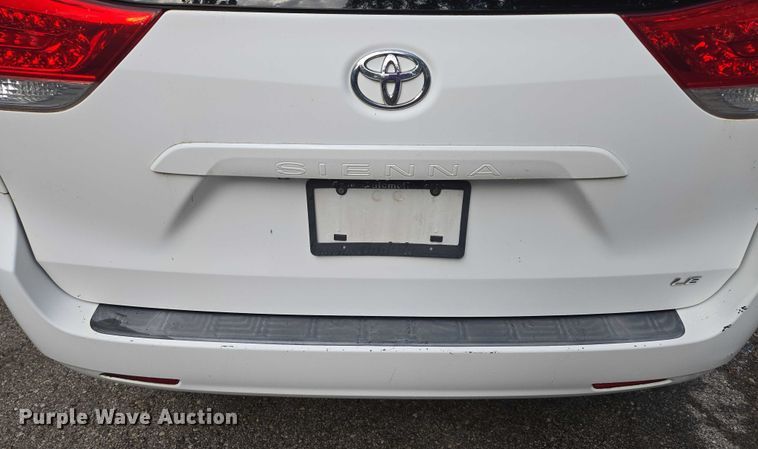 image for item EV1578 2011 Toyota Sienna LE van