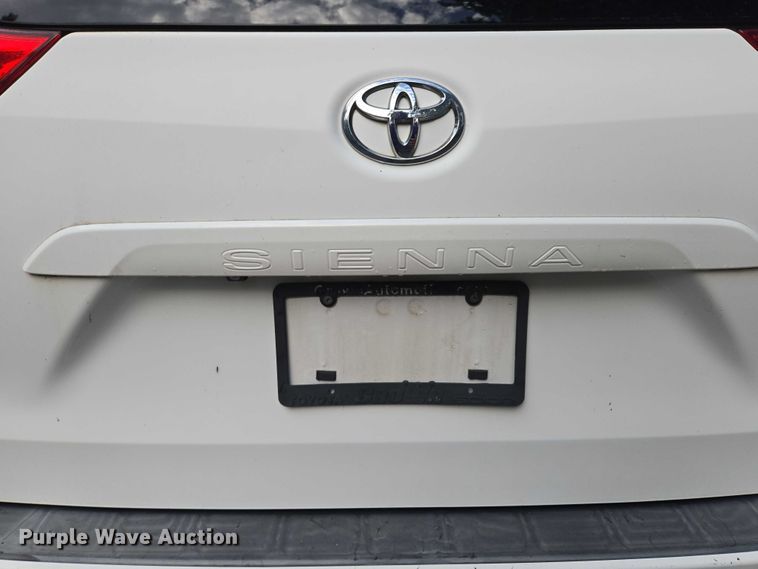 image for item EV1578 2011 Toyota Sienna LE van
