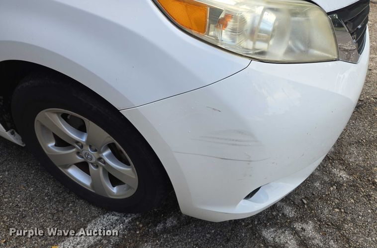 image for item EV1578 2011 Toyota Sienna LE van