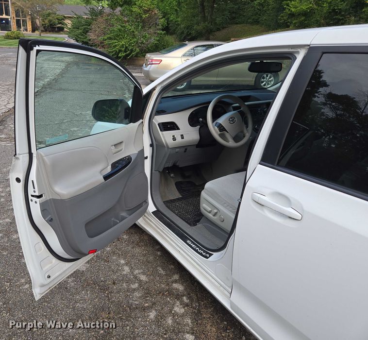 image for item EV1578 2011 Toyota Sienna LE van