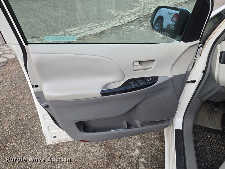 image for item EV1578 2011 Toyota Sienna LE van